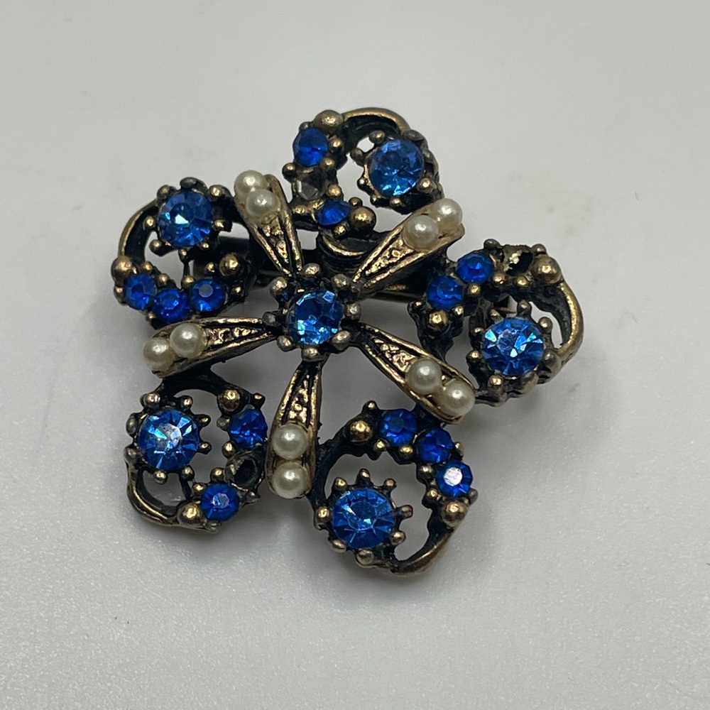 Beautiful Blue Rhinestones With Faux Pearls Vintage Brooch